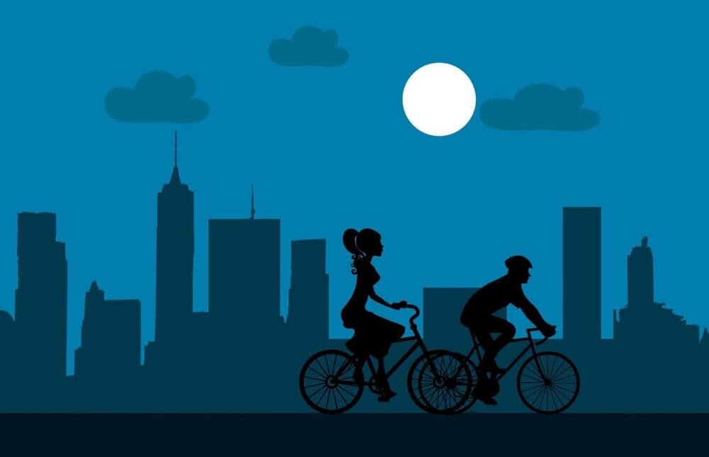 Man och kvinna cyklar cykel från ett cykelrum